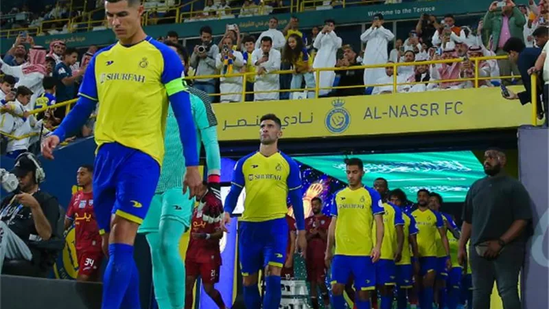 النصر ضد الوحدة .. شاهد لحظة دخول لاعبي الفريقين إلى أرضية الملعب