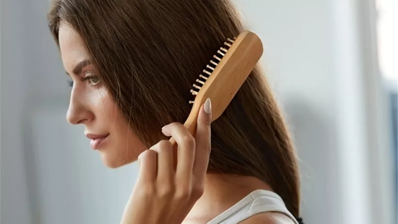 4 اسرار لاستخدام فرشاة الشعر وفوائدها