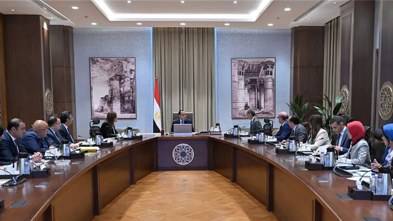 مدبولى يتابع موقف إجراءات فض التشابكات المالية بين بنك الاستثمار والبريد