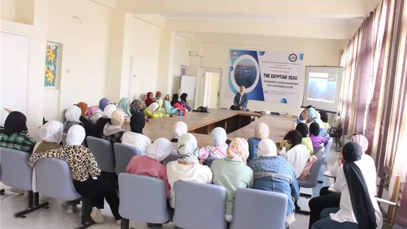 طالبات المدارس الإعدادية في زيارة لمعهد علوم البحار