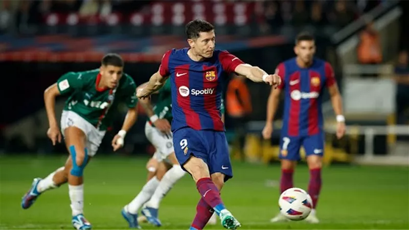 برشلونة يقلب الطاولة أمام ألافيس بهدفين بالدوري الإسباني.. فيديو
