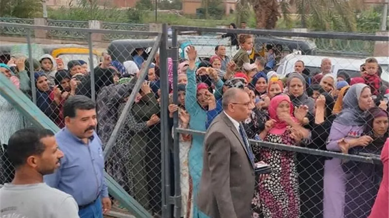 استمرار توافد المواطنين علي منافذ بيع السلع والمنتجات بمطاي