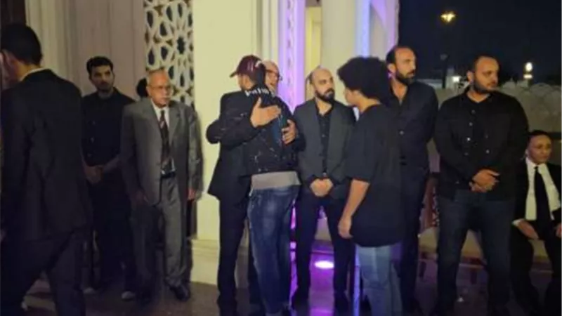 انهيار اسرة الراحل شريف شاكر فى عزائه