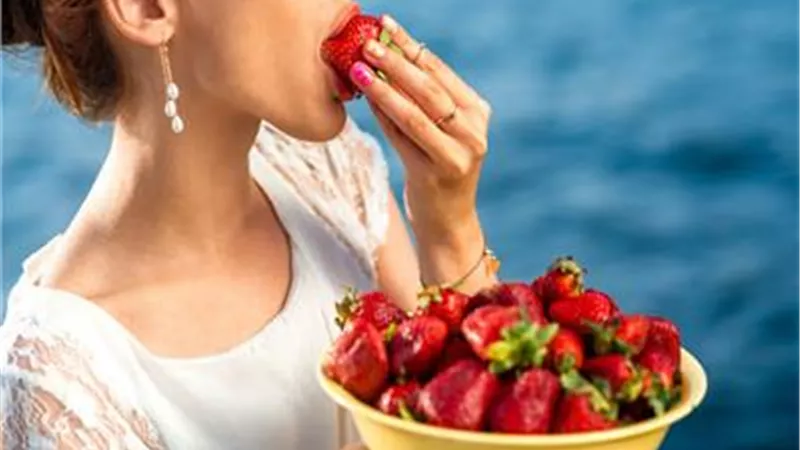 دراسة: تناول الفراولة يومياً لمدة 12 أسبوعا يحسن المزاج