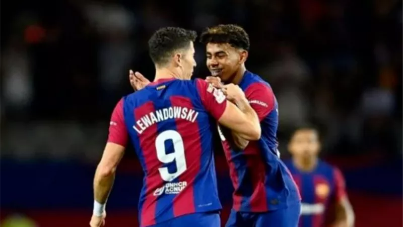 شاهد..ماذا فعل ليفاندوفسكي تجاه زميله لامين جمال بالدورى الاسبانى