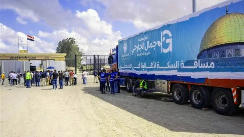 وول ستريت: 143 شاحنة مساعدات تصل غزة في أكبر قافلة ليوم واحد