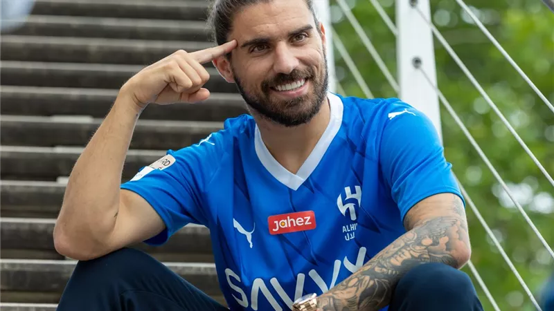 نجم الهلال السعودى يعلنها : أرغب فى العودة إلى الدورى الإنجليزى