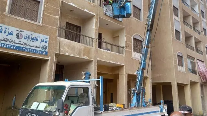 جهاز بدر يزيل الإعلانات المخالفة للحفاظ على الشكل الحضارى للمدينة