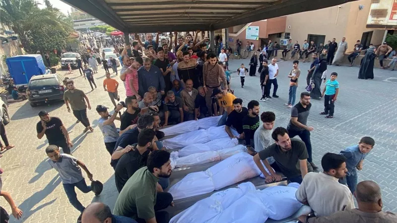 دفن جثامين 170 شهيدًا بمقبرة جماعية في ساحة مجمع 