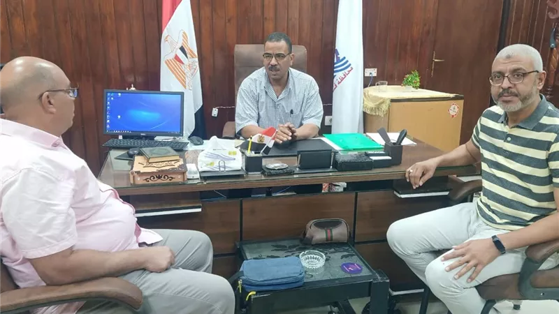 مدير تعليم قوص يبحث ملف إستحداث نادى لربوت الذكاء الاصطناعي