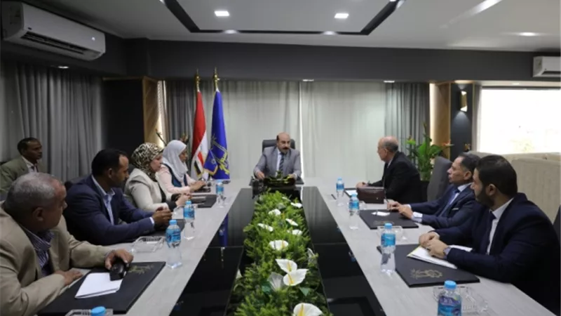 محافظ أسوان يلتقى وفد بنك الإستثمار القومى ووزارة التخطيط