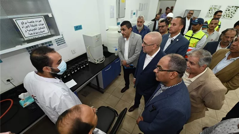 وزير الإسكان يتفقد محطات تنقية مياه الشرب بمدينة العاشر من رمضان