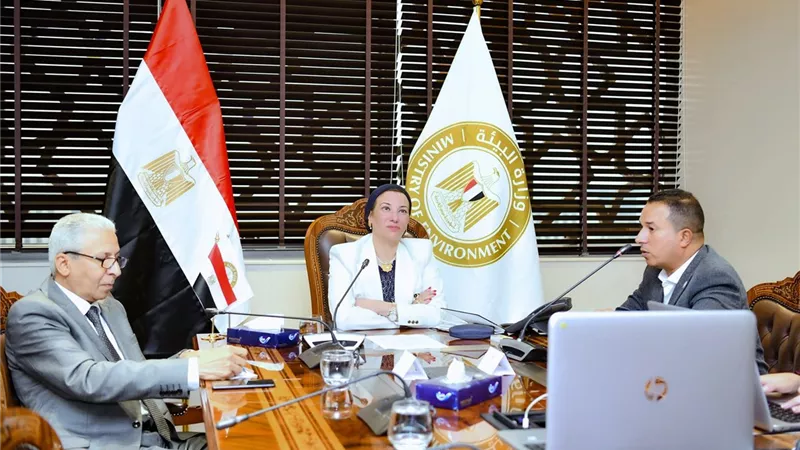 وزيرة البيئة تبحث خطط الاستزراع السمكي داخل بحيرة قارون