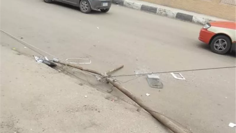 سقوط اعمدة واشجار بالاسماعيلية بسبب العاصفة الشديدة
