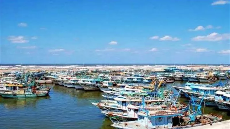 إيقاف حركة الصيد بميناء الصيد البحرى ببرج البرلس لسوء الاحوال الجوية