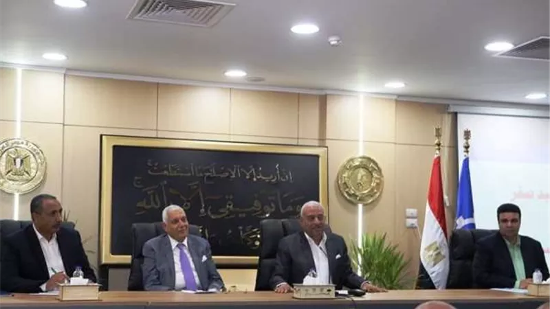 محافظ السويس يلتقي النواب والمزارعين للنهوض بالفلاح