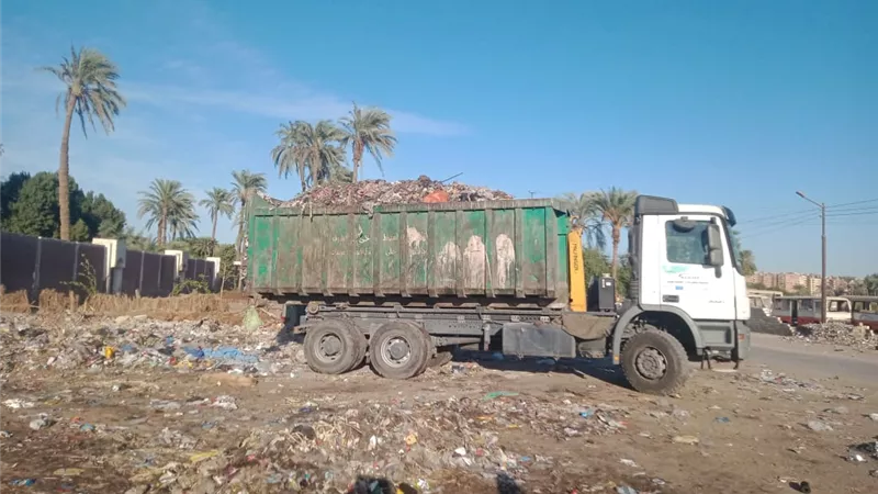 محافظ أسيوط: رفع 620 طن قمامة وتسوية وتمهيد طرق خلال حملات نظافة