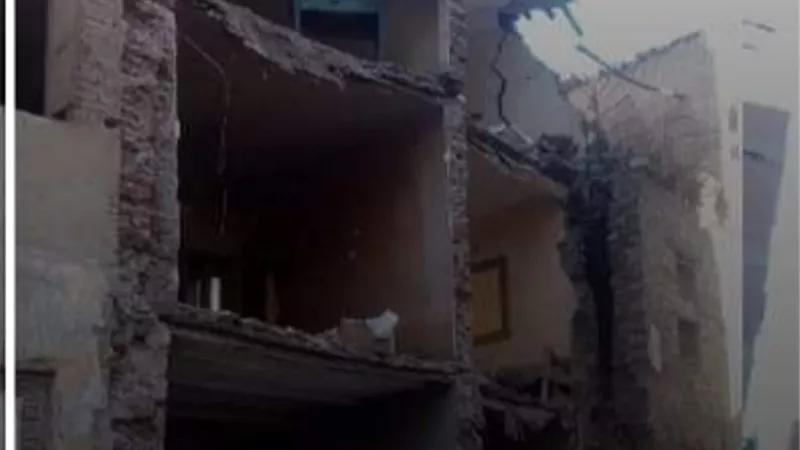 انهيار منزل غير مأهول بالسكان بالفشن