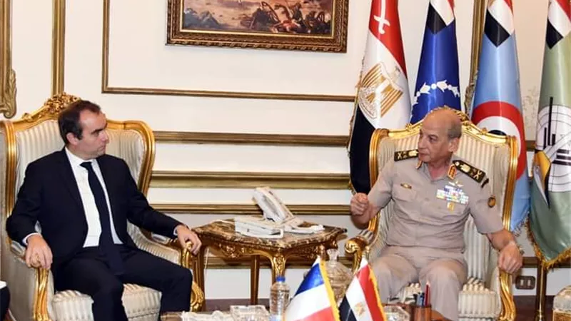 الفريق أول محمد زكى القائد العام للقوات المسلحة يلتقي بوزير الدفاع الفرنسى