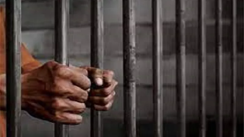 المشدد 10 سنوات والعزل من الوظيفة لمختلس أموال العملاء بالشرقية
