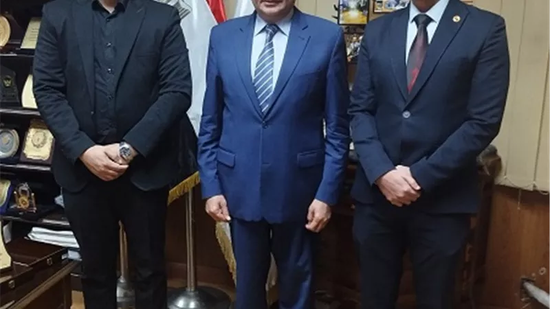 رئيس جامعة بني سويف يلتقي مسئولي مؤسسة حياةكريمة لبحث سبل التعاون