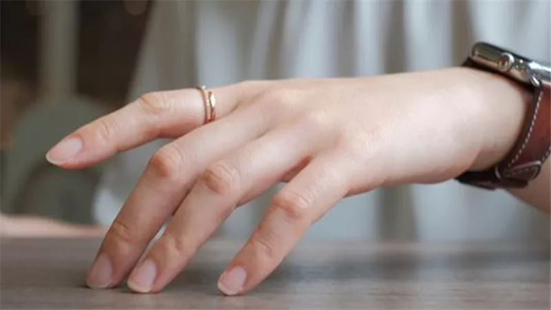 هل يجوز ارتداء الخواتم أثناء الوضوء؟ أستاذ الفقه يجيب