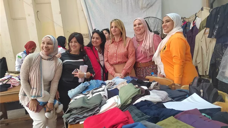 افتتاح المعرض الخيري للملابس بكلية الآداب بجامعة عين شمس