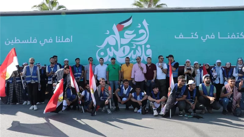 عضو التحالف الوطني: المتطوعون يلعبون دورا كبيرا في تجهيز شاحنات المساعدات إلى غزة