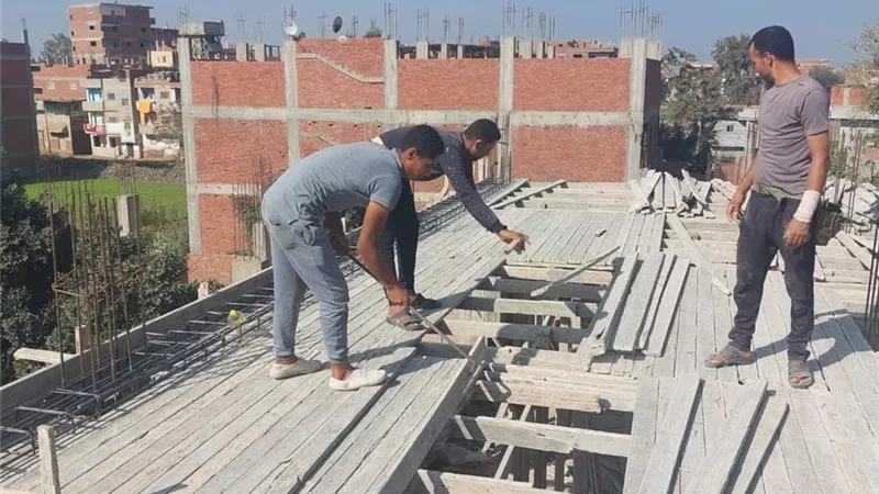 ازالة شدة خشيبة لمبنى مخالف لشروط البناء ببيشة قايد