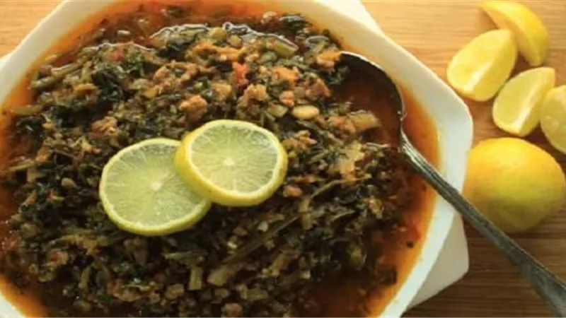 طبق السبانخ باللحم والكسبرة