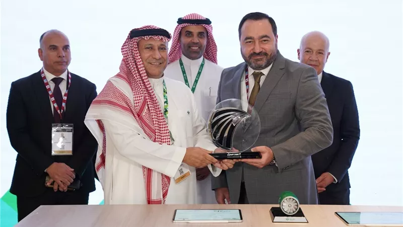 مصر للطيران تتعاقد مع أكاديمية السعودية لتدريب الطياريين