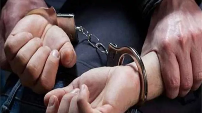 ضبط عصابة سرقة أبواب المقابر بالدرب الأحمر