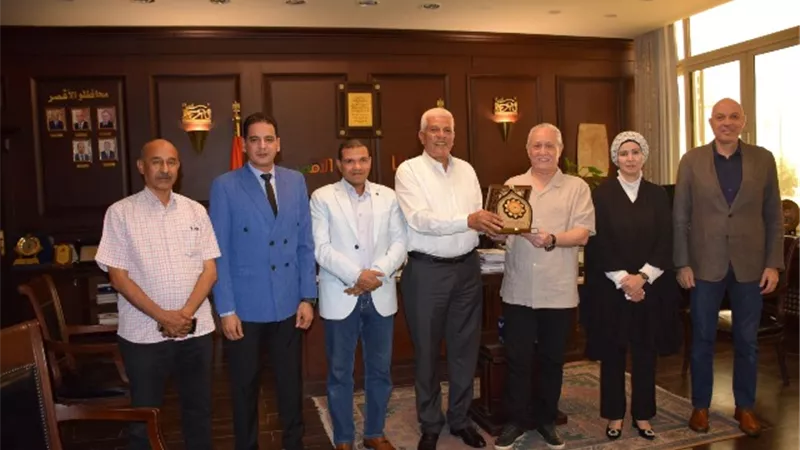 محافظ الأقصر يلتقى نقيب عام الزراعيين