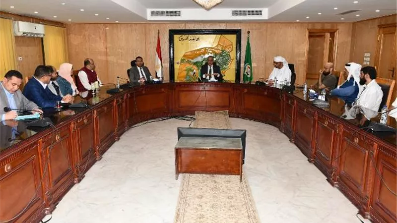 محافظ الفيوم.. يستقبل ممثلي 
