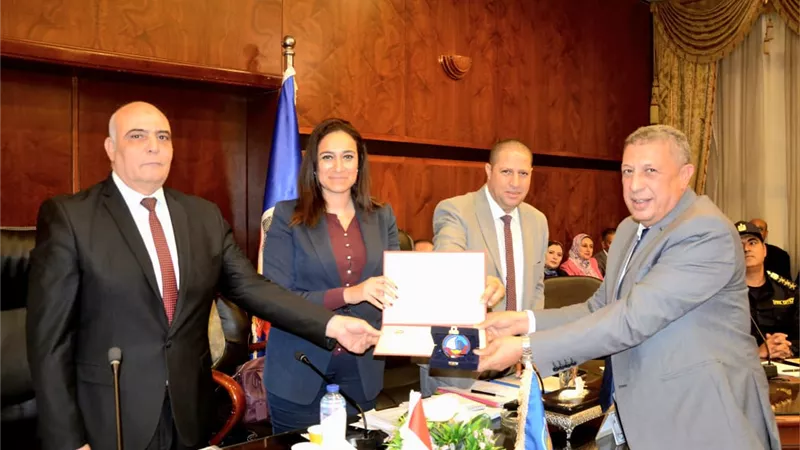 المجلس التنفيذي للبحيرة يشيد بانجازات التعليم ويكرم الديب