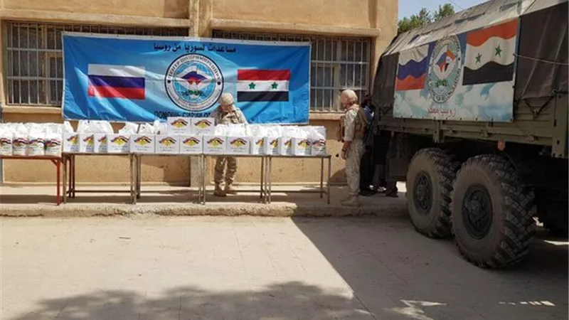الجيش الروسي يوزع مساعدات إنسانية للمدنيين شرقي سوريا