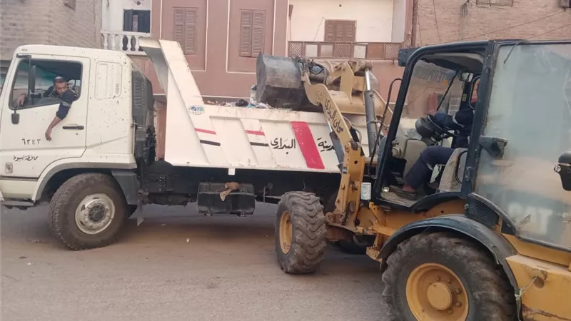 رفع 570 طن مخلفات وتسوية طرق خلال حملات نظافة بـأسيوط
