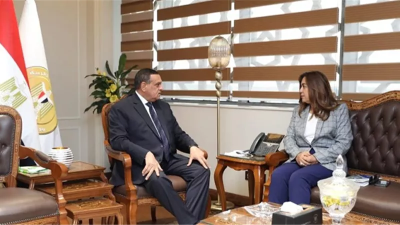 آمنة يتابع مع محافظ دمياط موقف تطبيق مبادرة تخفيض أسعار السلع الغذائية