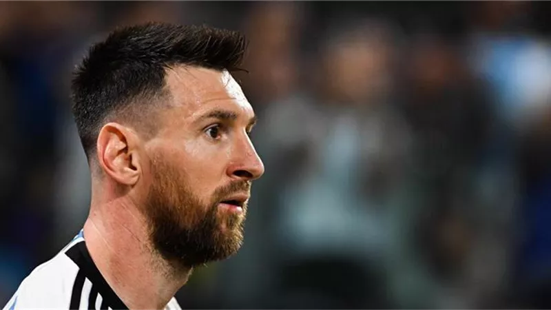 ميسي عن لاعبي أوروجواي : صغار يجب أن يتعلموا الاحترام