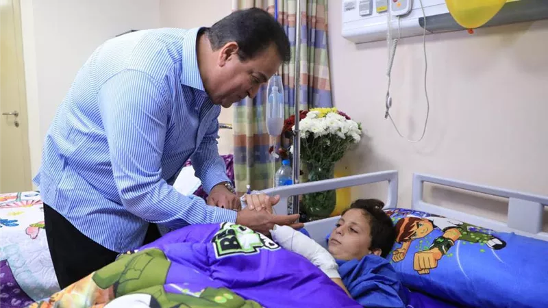 وزير الصحة يطمئن على الطفل الفلسطيني «عبدالله الكحيل» بمعهد ناصر
