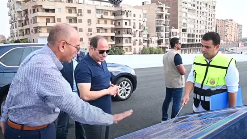 الرئيس السيسي يتفقد أعمال التطوير بعدد من الطرق والمحاور بالقاهرة