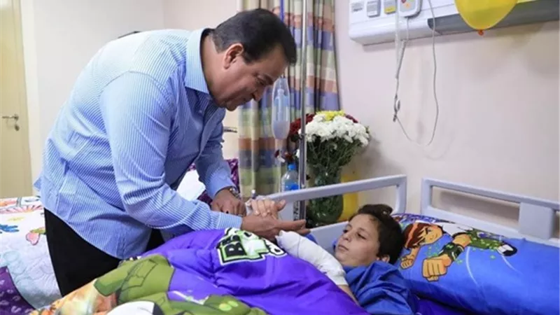 وزير الصحة يطمئن على الطفل الفلسطيني «عبدالله الكحيل» بمعهد ناصر