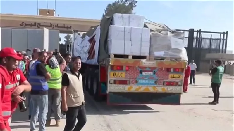 القاهرة الإخبارية:دخول 3 شاحنات محملة بالوقود لغزة صباح اليوم