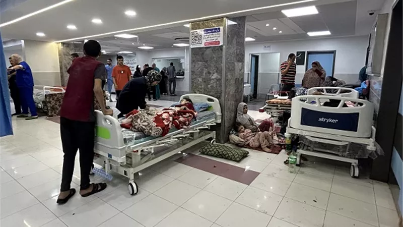 القاهرة الاخبارية: قوات الاحتلال تخلي جميع المصابين من مستشفى الشفاء بغزة