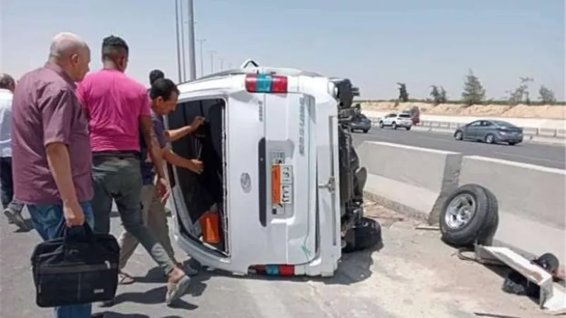 إصابة 5 إثر إنقلاب سيارة ميكروباص على طريق اسيوط الصحراوى