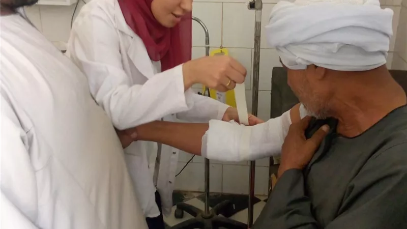 الكشف علي ٧١٥ مواطن بالقافلة الطبية في قفط