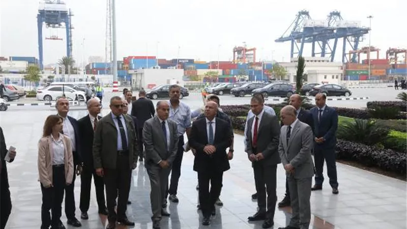 وزير النقل يتفقد محطة تحيا مصر بميناء الإسكندرية