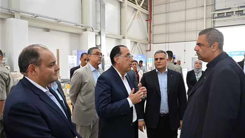 رئيس الوزراء يتفقد مصنع شركة 