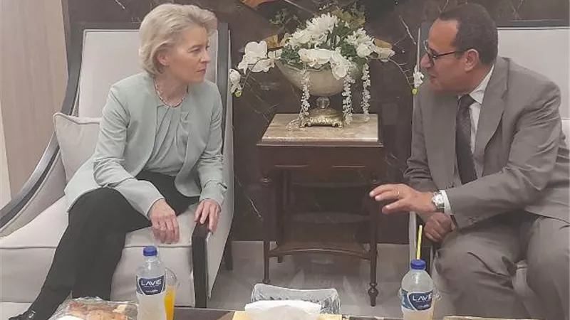 رئيسة المفوضية الأوروبية تصل مطار العريش الدولي