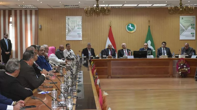 وزيرالتعليم ومحافظ الشرقيةيعقدان اجتماعًا مع مديرى الإدارات